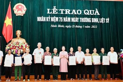 Trưởng ban Công tác đại biểu Nguyễn Thị Thanh tặng quà các gia đình chính sách tại Ninh Bình