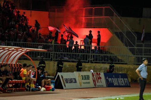 CĐV đốt pháo sáng khiến Hải Phòng và SLNA đều dính án phạt