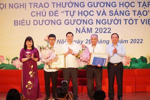 Trao giải thưởng tặng cụ ông 82 tuổi đỗ tốt nghiệp THPT