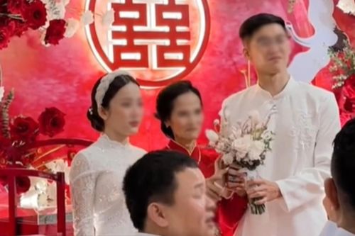 Xót xa cô dâu 'sáng mặc áo cưới - tối mặc áo tang' gượng cười cử hành hôn lễ