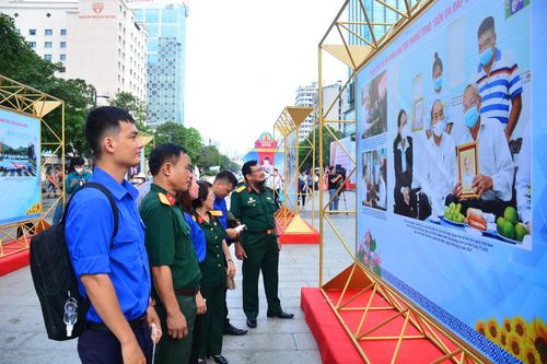 Triển lãm thành phố Hồ Chí Minh khắc sâu đạo lý 'Uống nước nhớ nguồn'