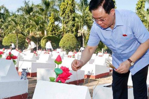 Chủ tịch Quốc hội dâng hương tưởng niệm các Anh hùng liệt sĩ tại Quảng Ngãi
