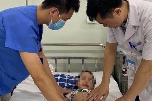 Nhà gần mặt đường, bé 16 tháng vỡ gan chỉ vì phút lơ là của người lớn