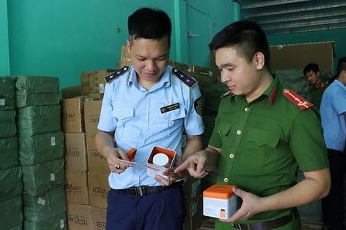 20 tấn nước hoa, mỹ phẩm 'ngoại' chưa kịp tiêu thụ thì bị phát hiện, tạm giữ