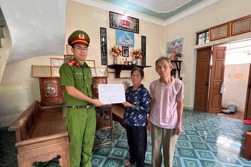 Người thương binh nhiễm chất độc da cam vỡ òa hạnh phúc khi nhận lại 300 triệu đồng bị lừa đảo