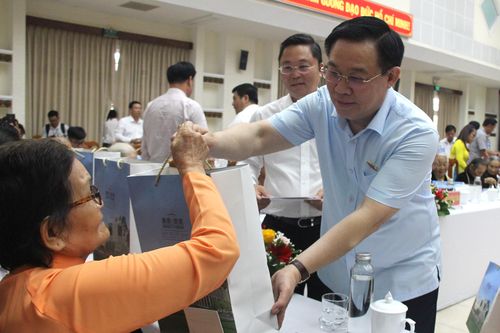 Chủ tịch Quốc hội gặp mặt người có công với cách mạng ở Quảng Nam