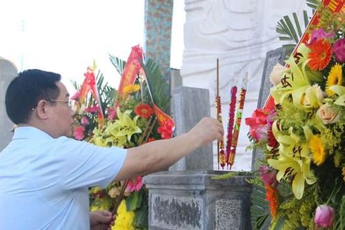 Chủ tịch Quốc hội dâng hoa, dâng hương tại Nghĩa trang liệt sĩ tỉnh Quảng Nam