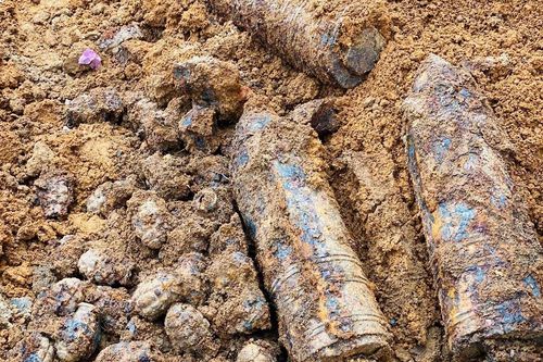 Đào móng nhà, phát hiện hơn 1,4 tấn đầu đạn pháo và lựu đạn