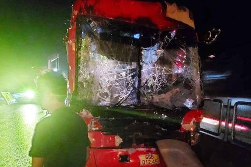 Xe khách tông ôtô tải, cao tốc Trung Lương ùn tắc lúc rạng sáng