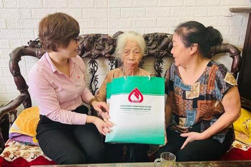 Thăm hỏi, tặng quà Mẹ Việt Nam anh hùng, gia đình chính sách
