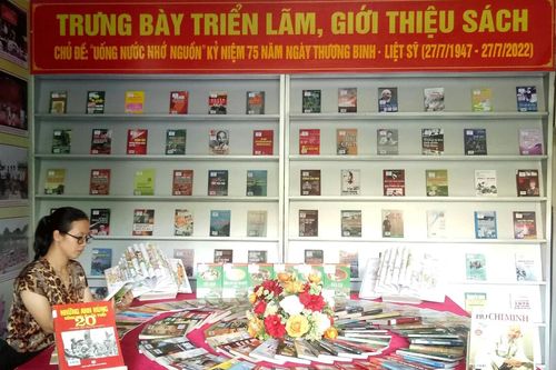 Trưng bày, giới thiệu sách về truyền thống 'Uống nước nhớ nguồn'