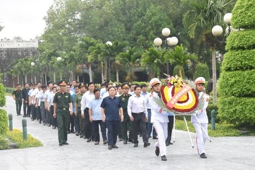 Điện Biên dâng hương tưởng niệm các anh hùng liệt sĩ