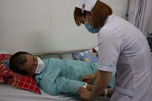 Phẫu thuật lấy 15 lít dịch mật trong bụng người đàn ông
