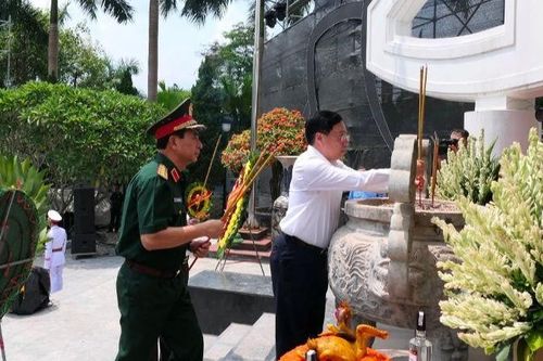 Đoàn công tác Trung ương thăm, tặng quà gia đình chính sách tại Hà Giang