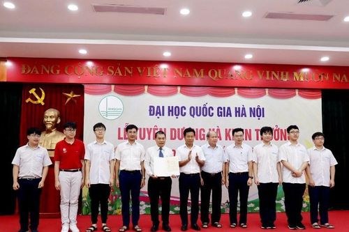 Đại học Quốc gia Hà Nội khen thưởng học sinh giành giải tại các kỳ thi Olympic quốc tế