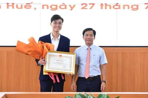 Thừa Thiên Huế tuyên dương học sinh giành Huy chương Bạc Olympic Sinh học quốc tế