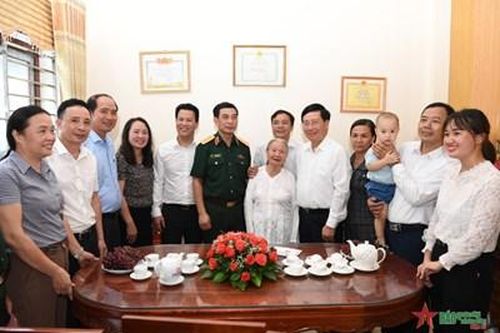 Đoàn công tác của Chính phủ thăm, tặng quà các gia đình chính sách trên địa bàn thành phố Hà Giang