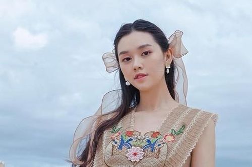 'Bà mẹ một con' Tường San khoe nhan sắc 'trông mòn con mắt' quyến rũ hơn cả thời con gái