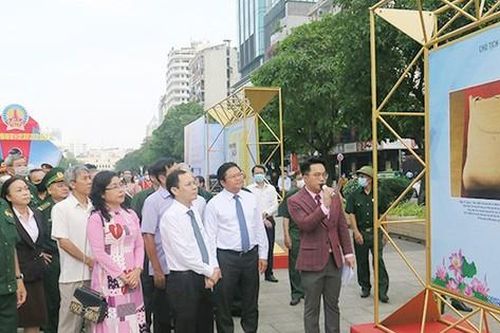 Khai mạc triển lãm Thành phố Hồ Chí Minh khắc sâu đạo lý 'Uống nước nhớ nguồn'