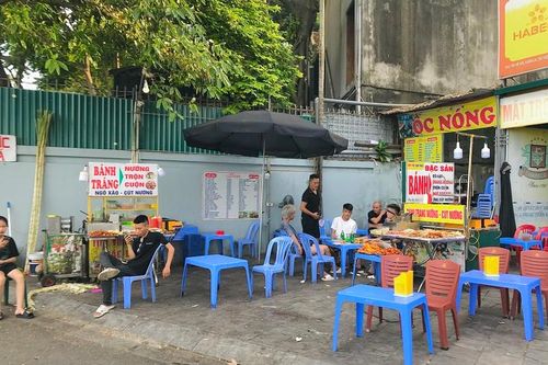 Muôn kiểu lấn chiếm vỉa hè hồ Tây để kinh doanh