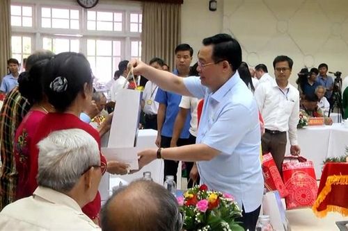 Chủ tịch Quốc hội Vương Đình Huệ gặp mặt người có công tỉnh Quảng Nam