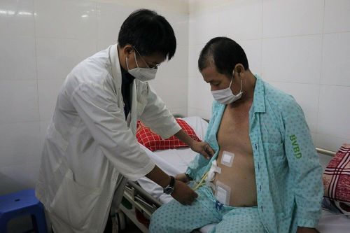 Hút 15 lít dịch mật trong bụng người đàn ông bị tai nạn giao thông
