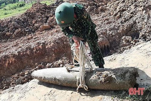 Hà Tĩnh: Phát hiện quả bom trong lúc cải tạo giếng dân sinh tại Can Lộc
