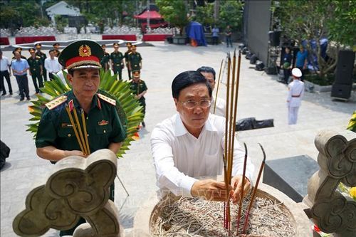 Phó Thủ tướng Phạm Bình Minh dâng hương tại Nghĩa trang Liệt sỹ Quốc gia Vị Xuyên