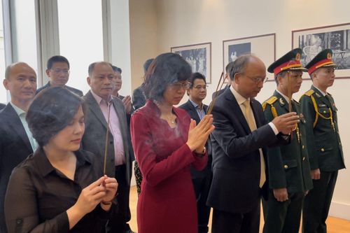 Đại sứ quán Việt Nam tại Pháp dâng hương tri ân các anh hùng liệt sĩ