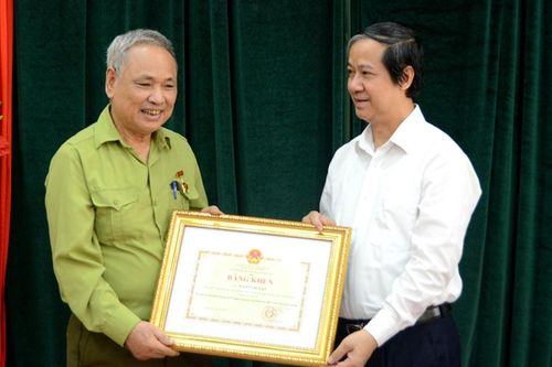 Bộ trưởng Bộ GD&ĐT trao bằng khen cho cụ ông 82 tuổi đậu tốt nghiệp THPT 2022