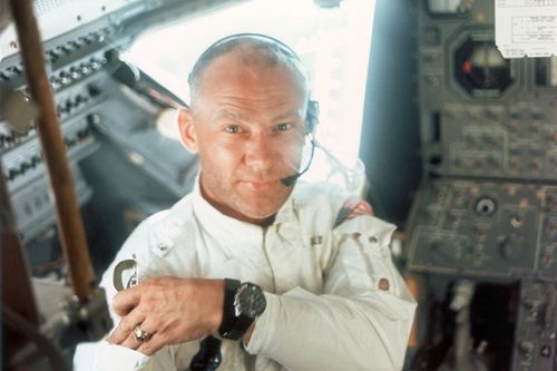 Áo của phi hành gia Buzz Aldrin là hiện vật bay vào vũ trụ đắt nhất được đấu giá