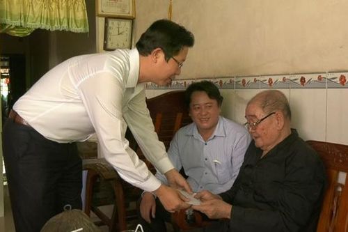 Lãnh đạo tỉnh, huyện thăm, tặng quà cho gia đình chính sách