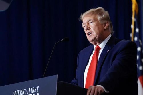 Trở lại Washington, ông Trump bóng gió việc tái tranh cử