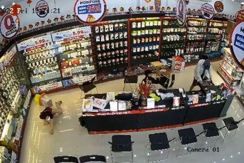 Bắt nam thanh niên cầm hung khí xông vào cửa hàng cướp tài sản