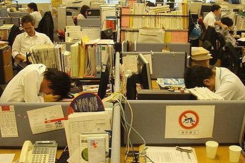 'Khổ' như nhân viên Nhật: Ngủ trưa ở văn phòng thì được, nhưng không thích nằm trên sàn thì phải đứng?