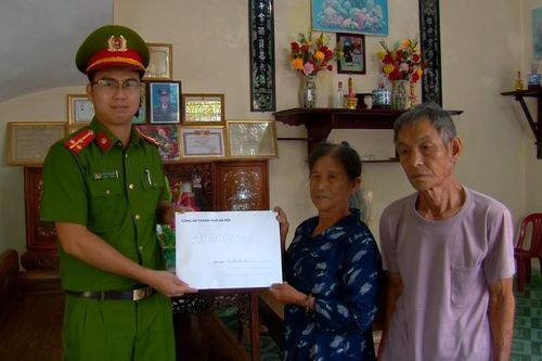 Trao trả 300 triệu đồng cho thương binh bị lừa mua 'Bạch quả'
