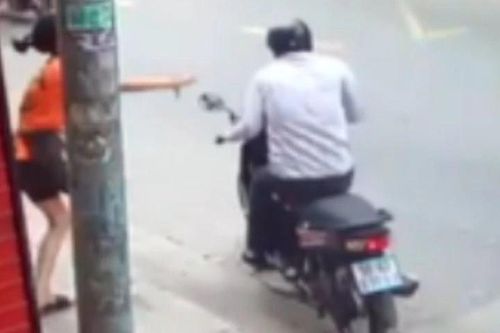 Nữ nhân viên ngã ra đường vì lao theo kéo xe máy bị trộm
