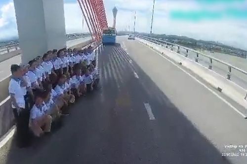 Nhóm người xếp hàng chụp ảnh trên cầu Cửa Hội