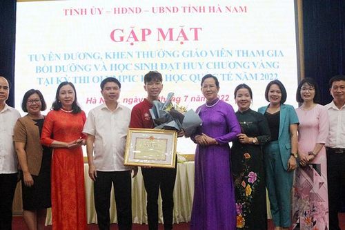Hà Nam khen thưởng học sinh giành Huy chương Vàng Olympic Hóa học quốc tế