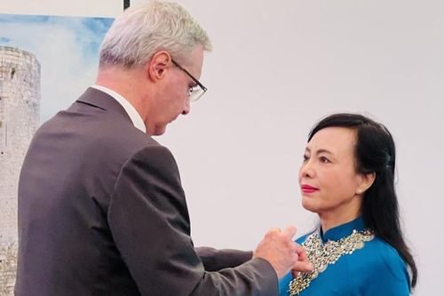 Nguyên Bộ trưởng Y tế Nguyễn Thị Kim Tiến nhận Huân chương Bắc Đẩu Bội Tinh của Pháp
