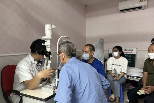 BV Mắt Hồng Sơn phẫu thuật đục thủy tinh thể miễn phí tri ân người có công dịp 27/7