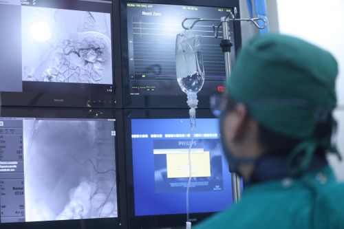 'Cơn khát' thuốc điều trị, vật tư y tế: 'Khi trăm dâu đổ đầu tằm'