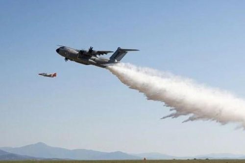 Video phi cơ quân sự Airbus A400M dội 20 tấn nước chữa cháy trong vài giây