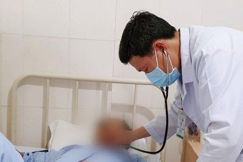 Bị sốt xuất huyết, đi tiêm thuốc giảm đau, một bệnh nhân suýt mất mạng