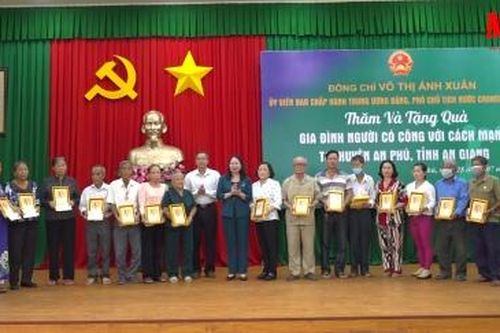 Phó Chủ tịch nước Cộng hòa XHCN Việt Nam Võ Thị Ánh Xuân thăm và tặng quà gia đình chính sách tại huyện An Phú