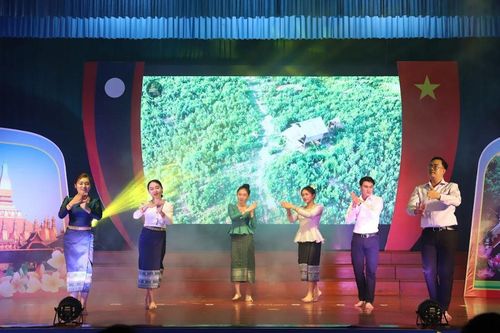 Đặc sắc chương trình giao lưu văn nghệ Việt Nam - Lào