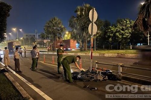 Liên tiếp 2 vụ xe tông cột biển báo và cột đèn ở Thủ Đức, 2 người chết