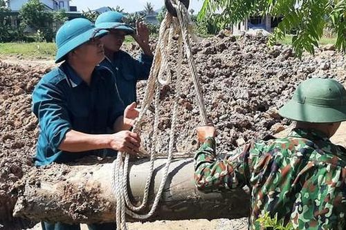 Hà Tĩnh: Phát hiện quả bom trong lúc cải tạo giếng dân sinh