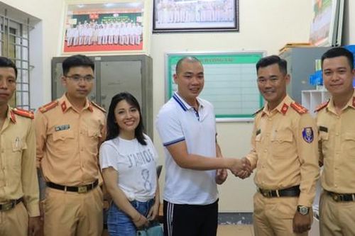 CSGT Hà Tĩnh trả lại tài sản cho người đánh rơi