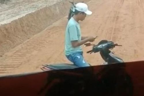 Quảng Trị: Phạt hành chính hai đối tượng vác dao chém xe chở đất, xô xát khiến tài xế bị thương